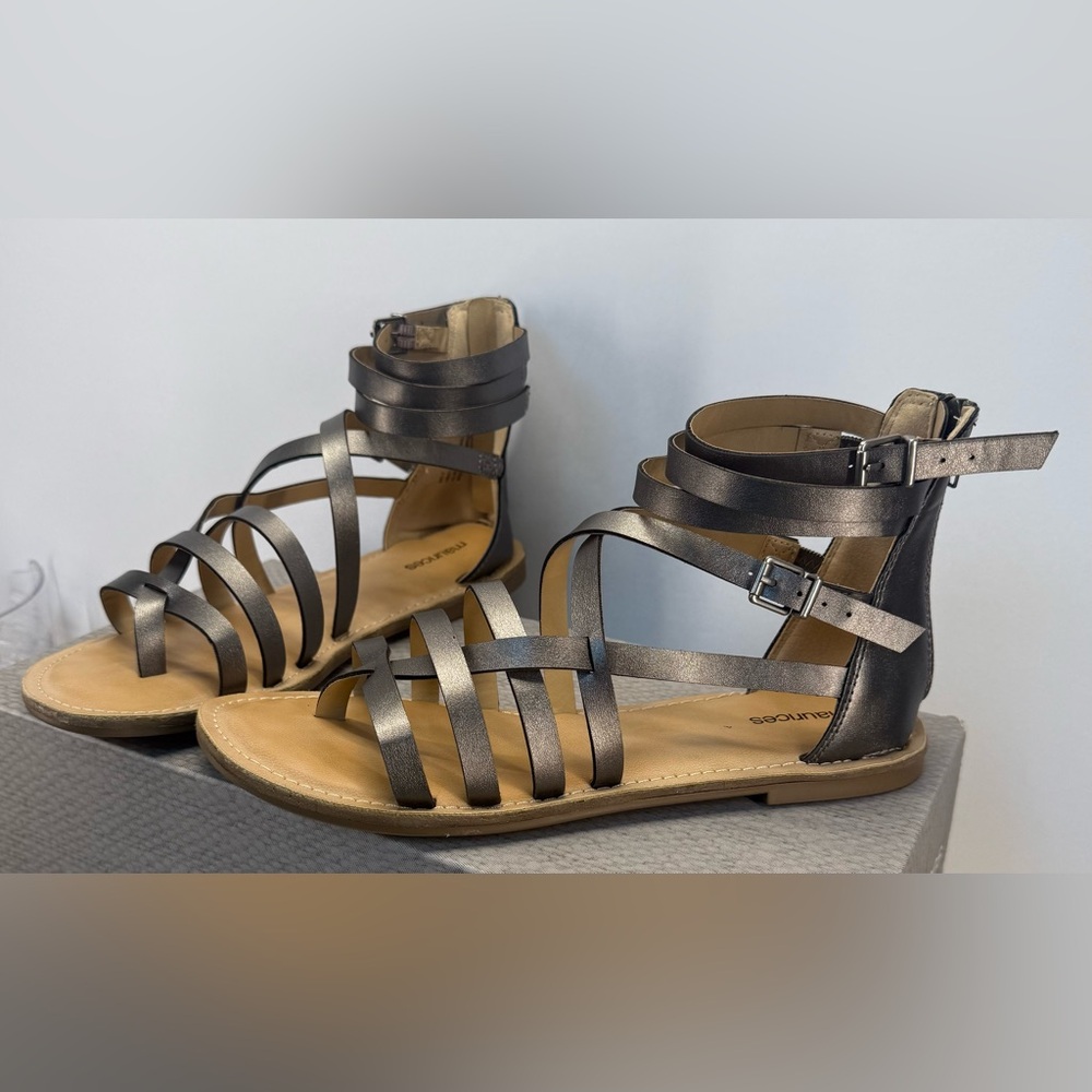 Maurice’s Angela pewter Gladiator Sandals with Cage Design size 9